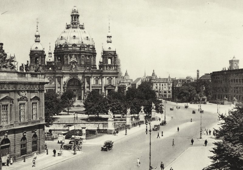 Berlín: Frente al Puente del Palacio de Sasha Stone