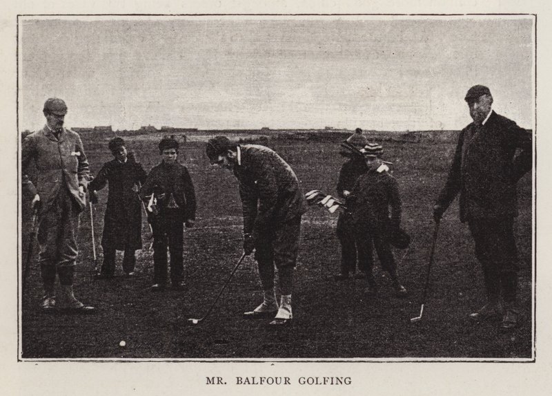 El político conservador británico Arthur Balfour jugando al golf de Scottish Photographer