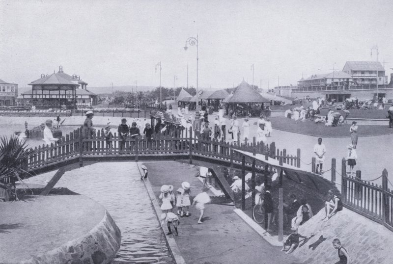 Puente sobre el Estanque de los Niños, Playa del Océano, Durban de South African Photographer