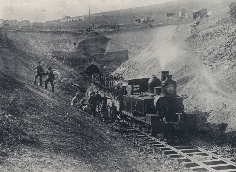 Túnel de Charlestown y Locomotora del Ferrocarril del Gobierno de Natal de South African Photographer