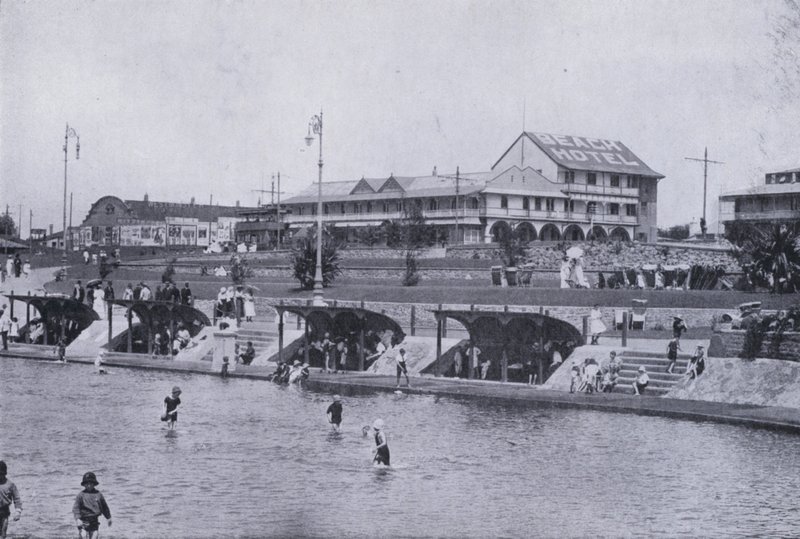 Playa del Océano, mostrando el Hotel de la Playa, Durban (foto en b/n) de South African Photographer
