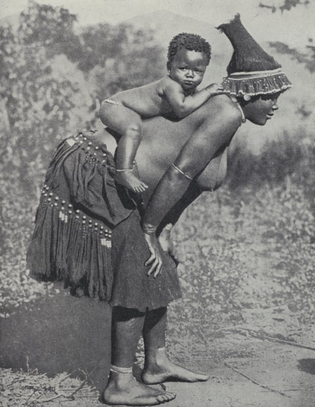 Mujer llevando a su bebé en la espalda, Sudáfrica de South African Photographer