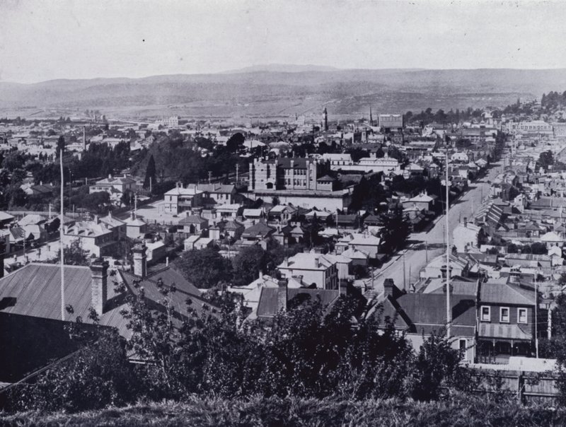 Launceston: Vista desde Upper Brisbane Street, con vistas a las calles Brisbane y Paterson, con el State High School en el centro (foto en blanco y negro) de Stephen Spurling