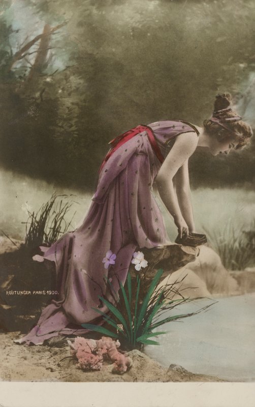 Mujer mirando en un estanque de Studio Reutlinger