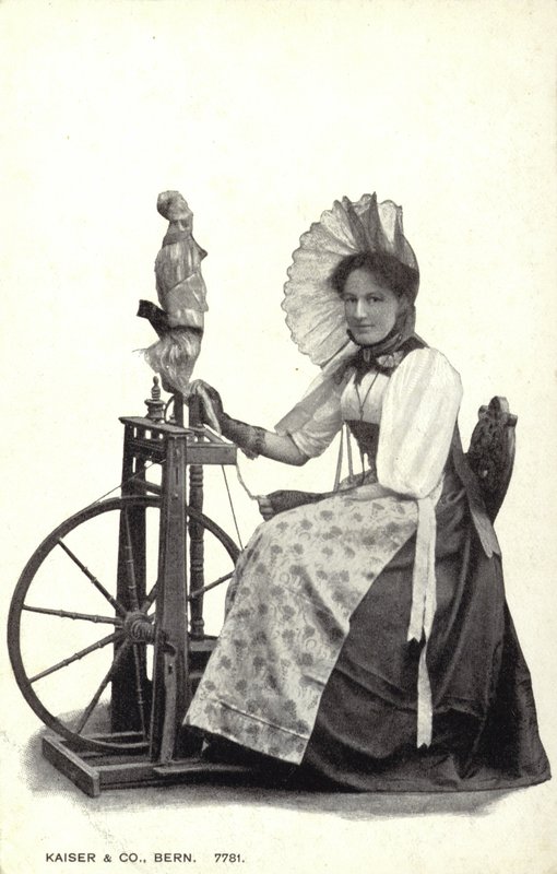Mujer sentada en una rueca de Swiss Photographer