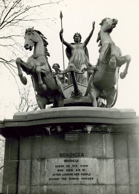 Boadicea y sus hijas, grupo escultórico de bronce, 1885 de Thomas Thornycroft