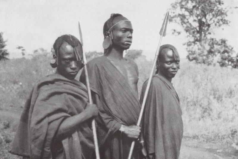 Kikuyus del África Oriental Británica (foto b/n) de Walter Mittelholzer