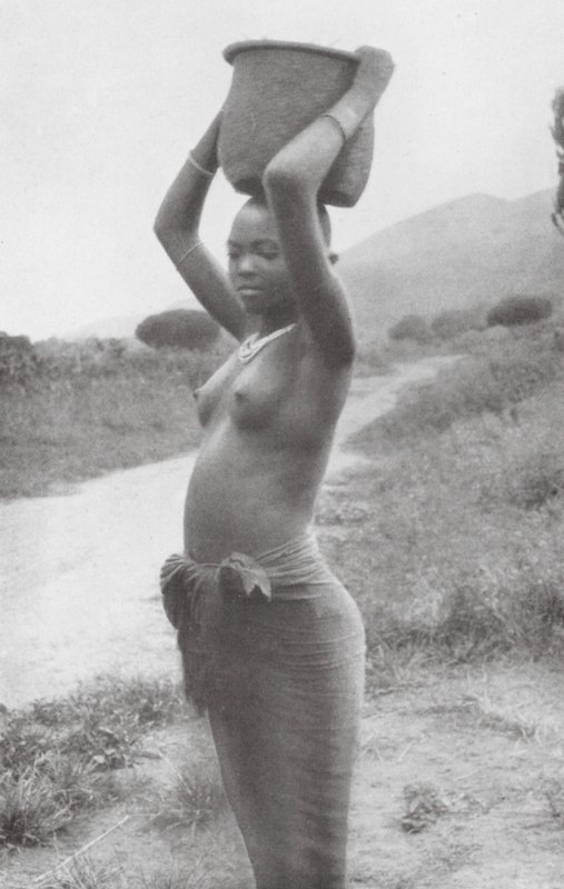 Aguador del norte de África Oriental (foto b/n) de Walter Mittelholzer