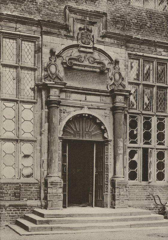 Puerta, Aston Hall, Warwickshire (foto en blanco y negro) de William Galsworthy Davie