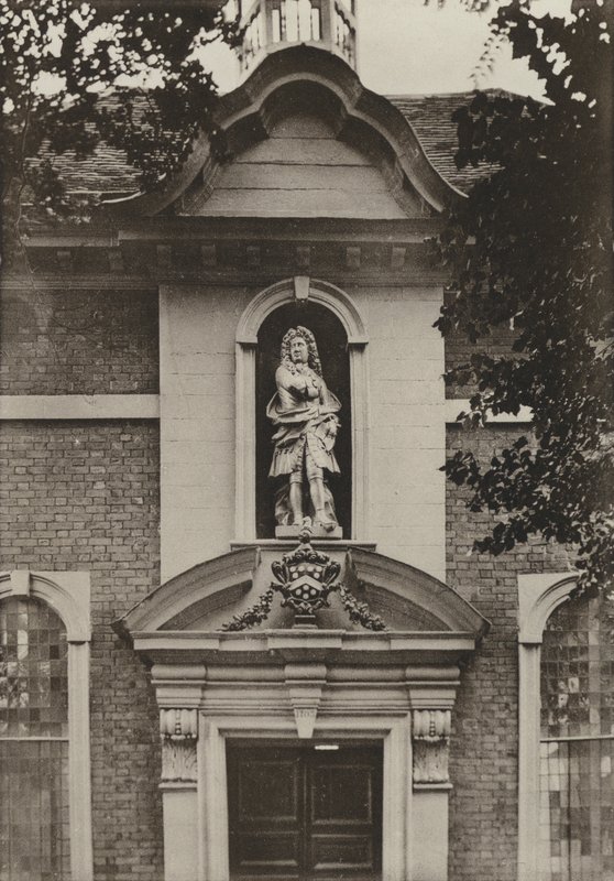 Puerta, Berkeley Almshouses, Worcester (foto en b/n) de William Galsworthy Davie