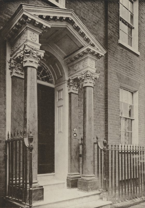 Puerta, Brighton Road, Reigate, Surrey de William Galsworthy Davie
