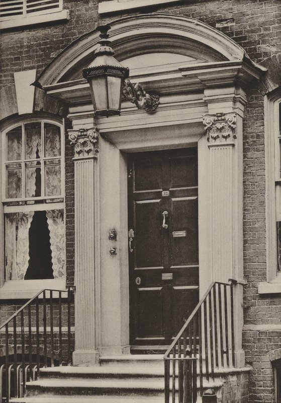 Puerta, Calle Southgate, Winchester (foto en blanco y negro) de William Galsworthy Davie