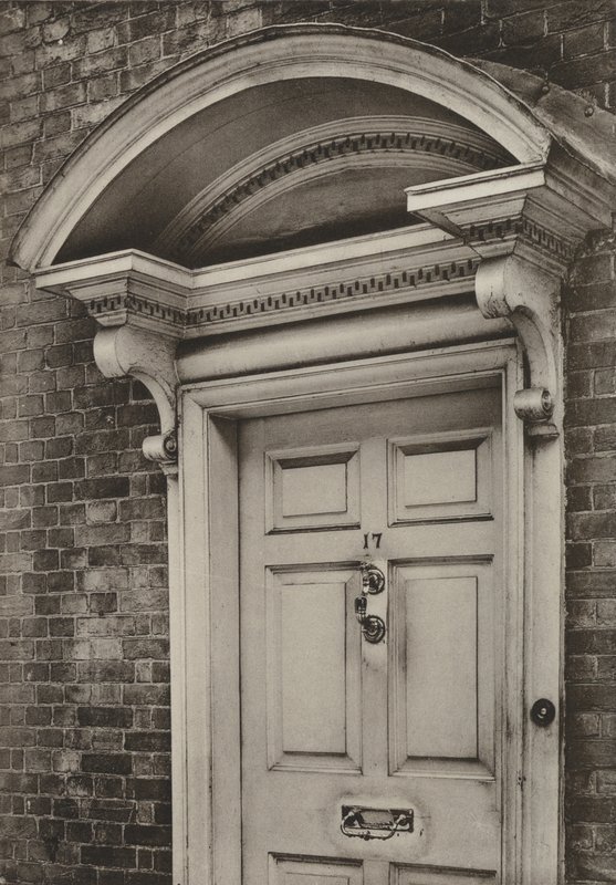 Puerta, The Causeway, Horsham, Sussex (foto en b/n) de William Galsworthy Davie