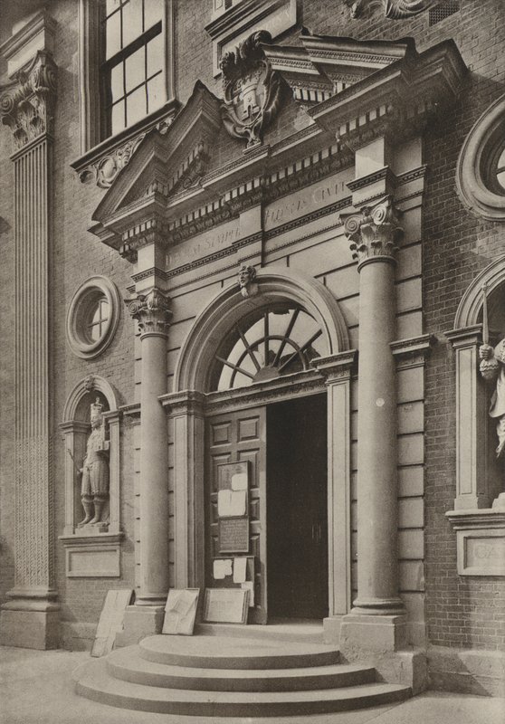 Puerta, The Guildhall, Worcester (foto en blanco y negro) de William Galsworthy Davie