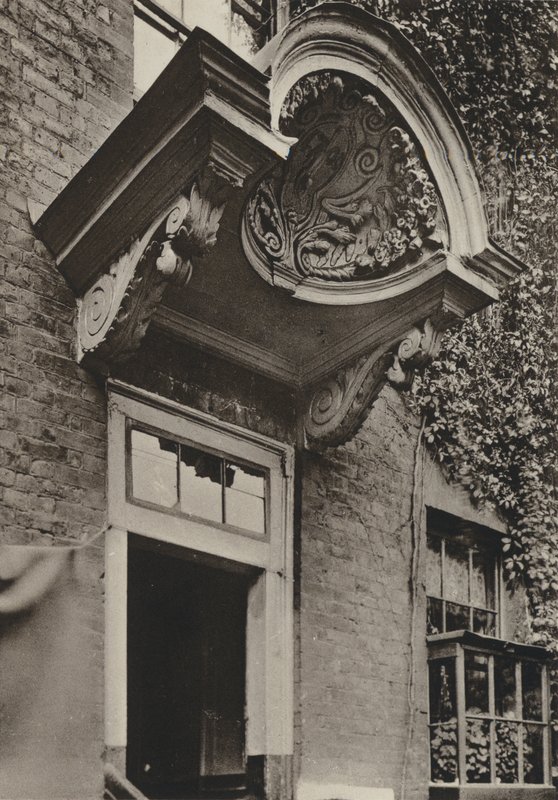 Puerta, La Casa Solariega, Bermondsey, Londres (foto en b/n) de William Galsworthy Davie