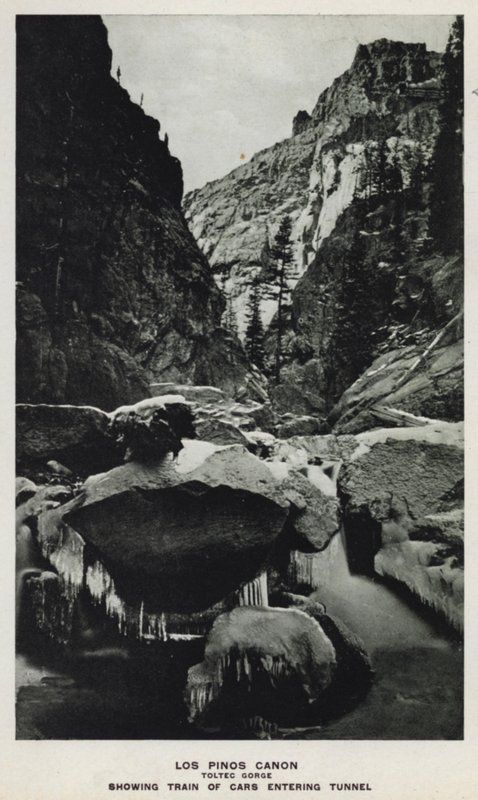Cañones de Colorado: Los Pinos Canon, Toltec Gorge, Mostrando Tren de Coches Entrando en el Túnel de William Henry Jackson