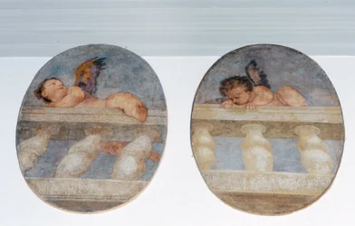 Dos putti alados trepando sobre una balaustrada, medallones de la sacristía (fresco)