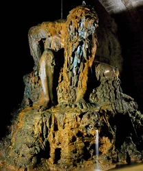 Coloso de los Apeninos, interpretación libre de una obra de Giambologna (1529-1608) para el arquitecto Bernardo Buontalenti (ca. 1531-1608) en el jardín de la Villa Demidoff en Toscana, Italia