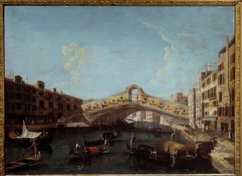 Vista del Puente de Rialto en Venecia. Góndolas en el Gran Canal