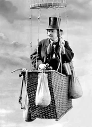 El fotógrafo francés Gaspard-Félix Tournachon, llamado Félix Nadar (1820-1910), autorretrato en estudio en la góndola de un globo aerostático