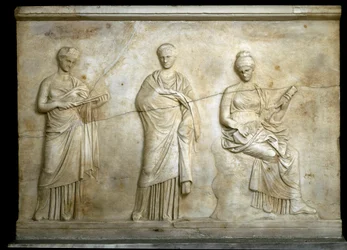 Arte griego: representación de tres Musas. Bajo relieve tallado en mármol por Cefisodote el joven y Timarchos (ambos hijos de Praxíteles), 330-320 a.C., antigüedad griega. Museo Nacional de Arqueología, Atenas (Grecia)