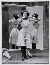 Modelo presentando el corsé Thylda, foto Félix - en “Les Modes”, Dic. 1907.