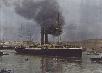 Marsella, Un Barco de las Mensajerías Marítimas saliendo del Puerto