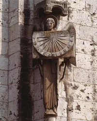 Arte Gótico: representación del Ángel en el Reloj de Sol. Escultura del siglo XX después de un original del siglo XVI conservado en la cripta, esquina suroeste de la Basílica Notre Dame de Chartres (Eure et Loir)