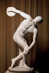 El Discóbolo. Un atleta romano intentando realizar un lanzamiento récord. Copia romana del original de bronce de Mirón del siglo V a. C. Roma, Museo Nazionale Romano