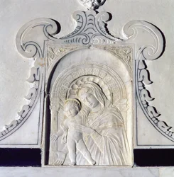 Bajorrelieve de una Madonna y el Niño