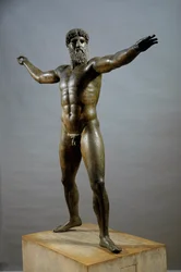 Arte griego: «Poseidón» (o Zeus) - Escultura de bronce atribuida al escultor Kalamis (480-460 a. C.). Del cabo Artemisión, dimensiones 209 cm - Atenas, Museo Arqueológico Nacional