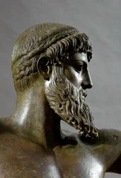 Arte griego: Poseidón (o Zeus), detalle. Escultura de bronce atribuida al escultor Kalamis (480-460 a. C.). Del cabo Artemisión. Dimensiones: 209 cm. Atenas, Museo Arqueológico Nacional