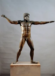 Arte griego: estatua de bronce llamada el dios del cabo Artemisión, atribuida al escultor Kalamis (siglo V a. C.), 460 a. C., dimensiones 209 cm - Atenas, Museo Arqueológico Nacional (inv. 15161) - civilización griega: estatua (a menudo llamada Dios del