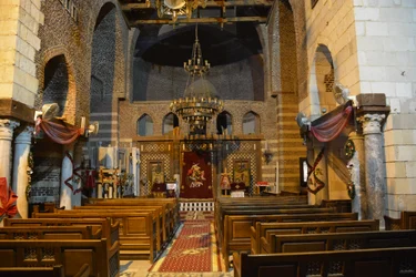 Interior de la iglesia de San Mercurio en Abu Sefein, en el Cairo Antiguo, una histórica iglesia copta ortodoxa con iconos y un iconostasio de madera.