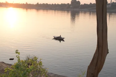 Reflejos dorados del atardecer en un río tranquilo