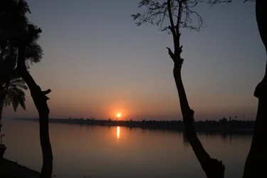 Reflejos dorados del atardecer en un río tranquilo