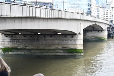 El Puente de Londres sobre el río Támesis, en el corazón de Londres