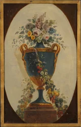 Jarrón de flores adornado con guirnaldas