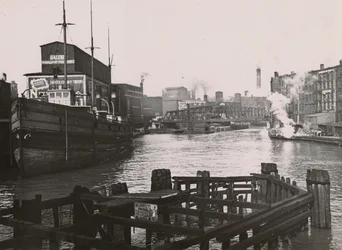 Vista del puente de Rush St. y la fábrica de jabón Kirks, 1894