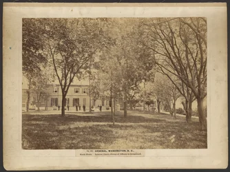 No. 242. Arsenal, Washington, D.C., Frente Norte. Patio interior. Grupo de oficiales en primer plano.