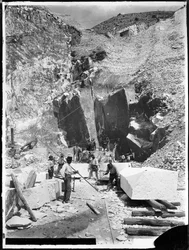 Alpes Apuanos (Carrara). Canteros y bloques de mármol escuadrados