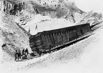 Alpes Apuanos (Carrara). Monolitos siendo transportados en trineos en las canteras (foto en b/n)
