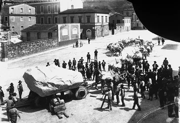 Carrara: numerosos bueyes tiran de un carro cargado con un enorme bloque de mármol proveniente de las canteras de Apuan (foto en b/n)