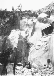 Excavadoras trabajando en una cantera de mármol en los Alpes Apuanos, Toscana (foto en b/n)