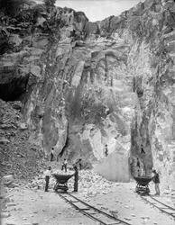 Trabajadores en una cantera de mármol en los Alpes Apuanos, en Toscana