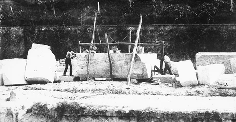 Dos máquinas para escuadrar mármol trabajando en una cantera de los Alpes Apuanos, Toscana