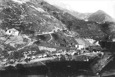 Vista de un «poggio» (colina, montículo) en los Alpes Apuanos, es decir, el lugar del valle de las canteras donde la carga de mármol se libera de las cuerdas y se carga en carros tirados por bueyes