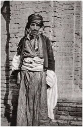 Un miembro de la tribu kurda del sur del Kurdistán, Irak, 1925
