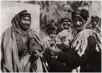 Un jeque disfrutando del famoso café árabe, Irak, 1925
