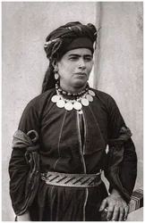 Dama kurda con su mejor traje, Irak, 1925